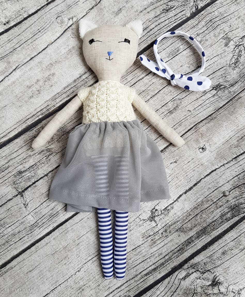 Tilda Kotek - maskotka dla dziecka z haftowanymi oczami i miękkim tiulem (ok. 40 cm)