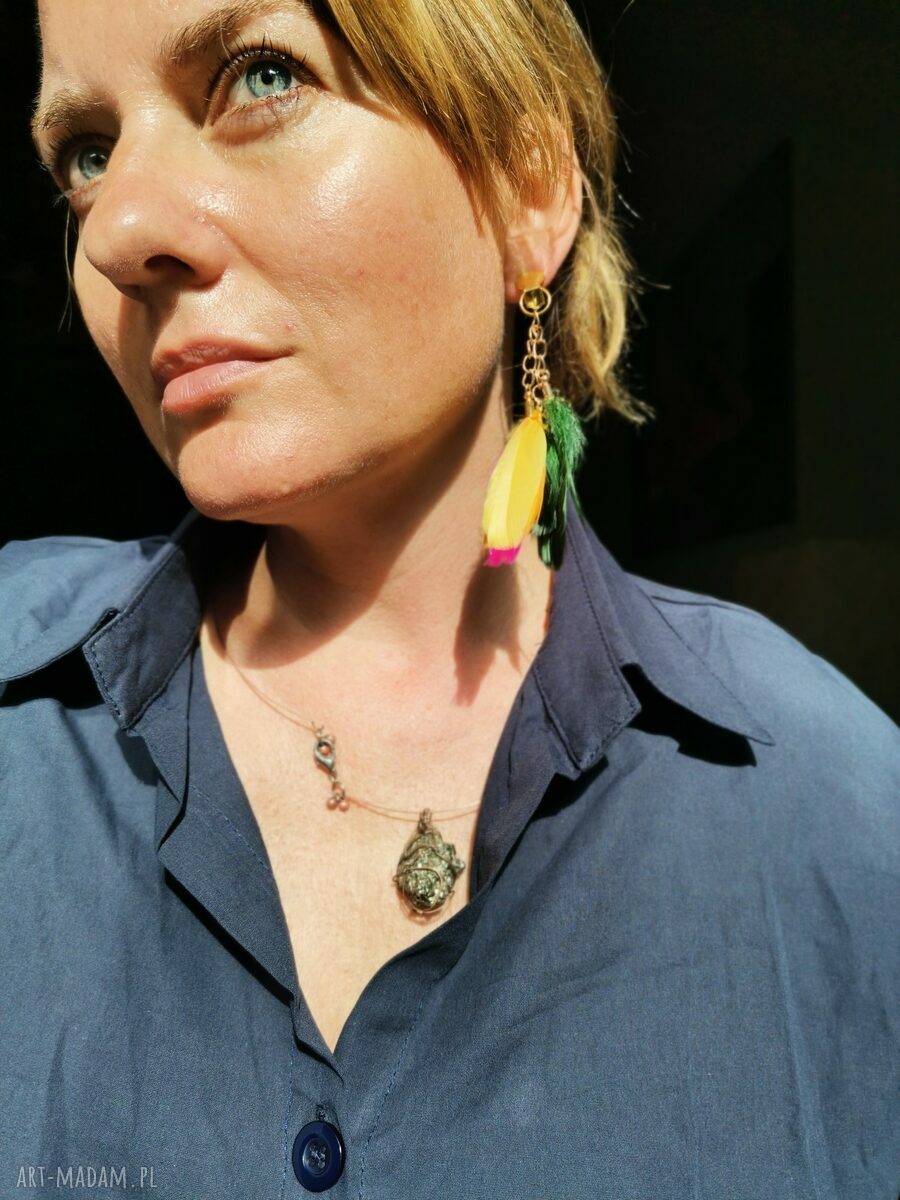 Klipsy boho z długimi piórami Frida folk - lekkie i kolorowe