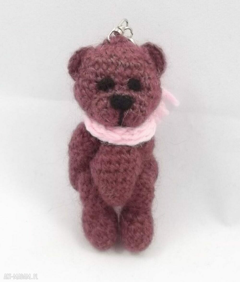 TOLA - brelok na szczęście z włóczkowego misia, ręcznie szydełkowany (10,5 cm)