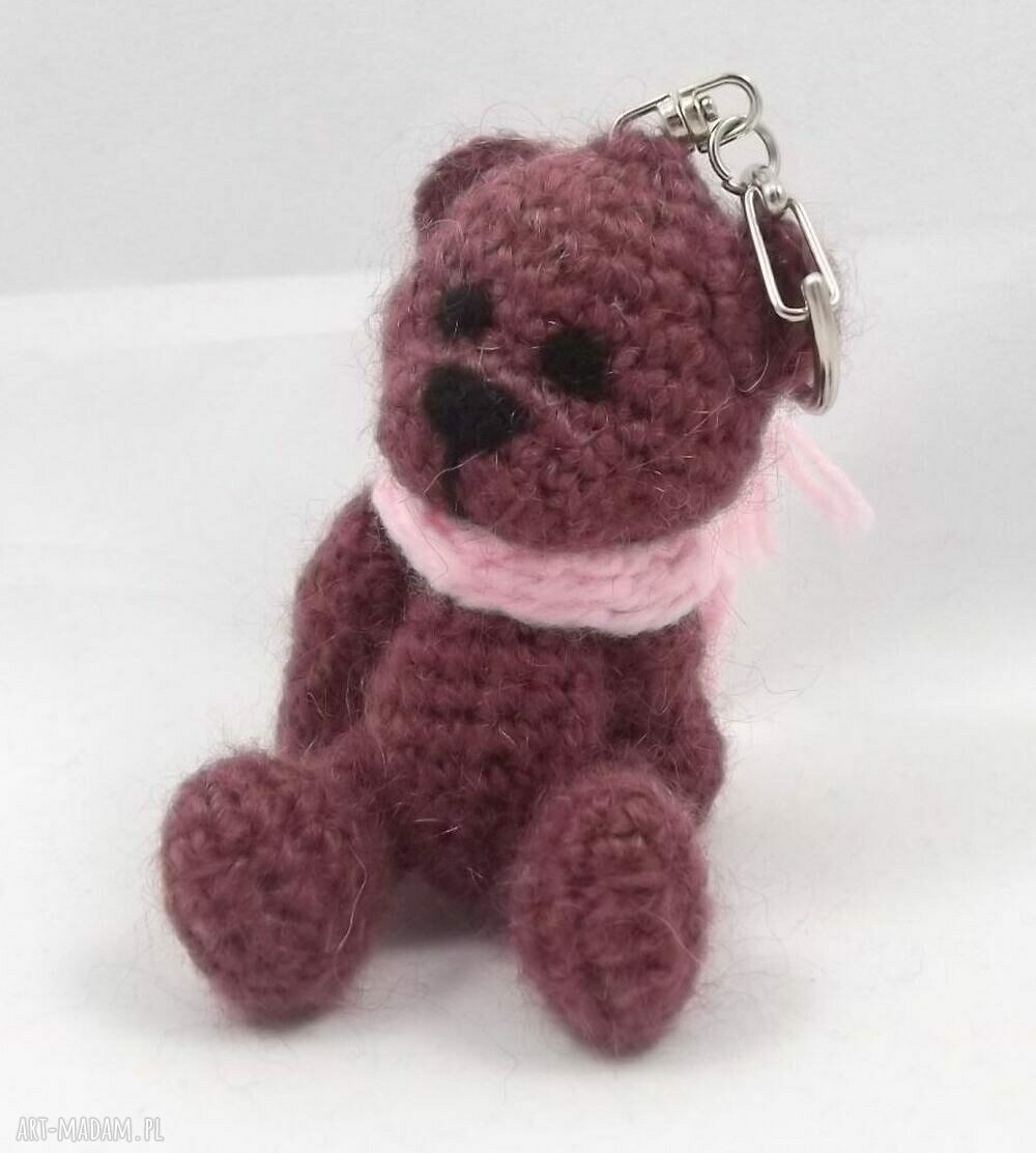 TOLA - brelok na szczęście z włóczkowego misia, ręcznie szydełkowany (10,5 cm)