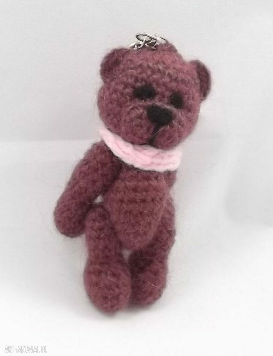 TOLA - brelok na szczęście z włóczkowego misia, ręcznie szydełkowany (10,5 cm)