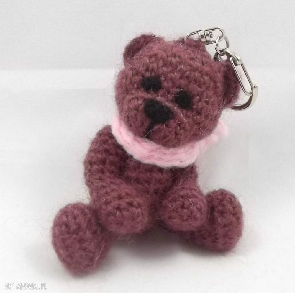 TOLA - brelok na szczęście z włóczkowego misia, ręcznie szydełkowany (10,5 cm)