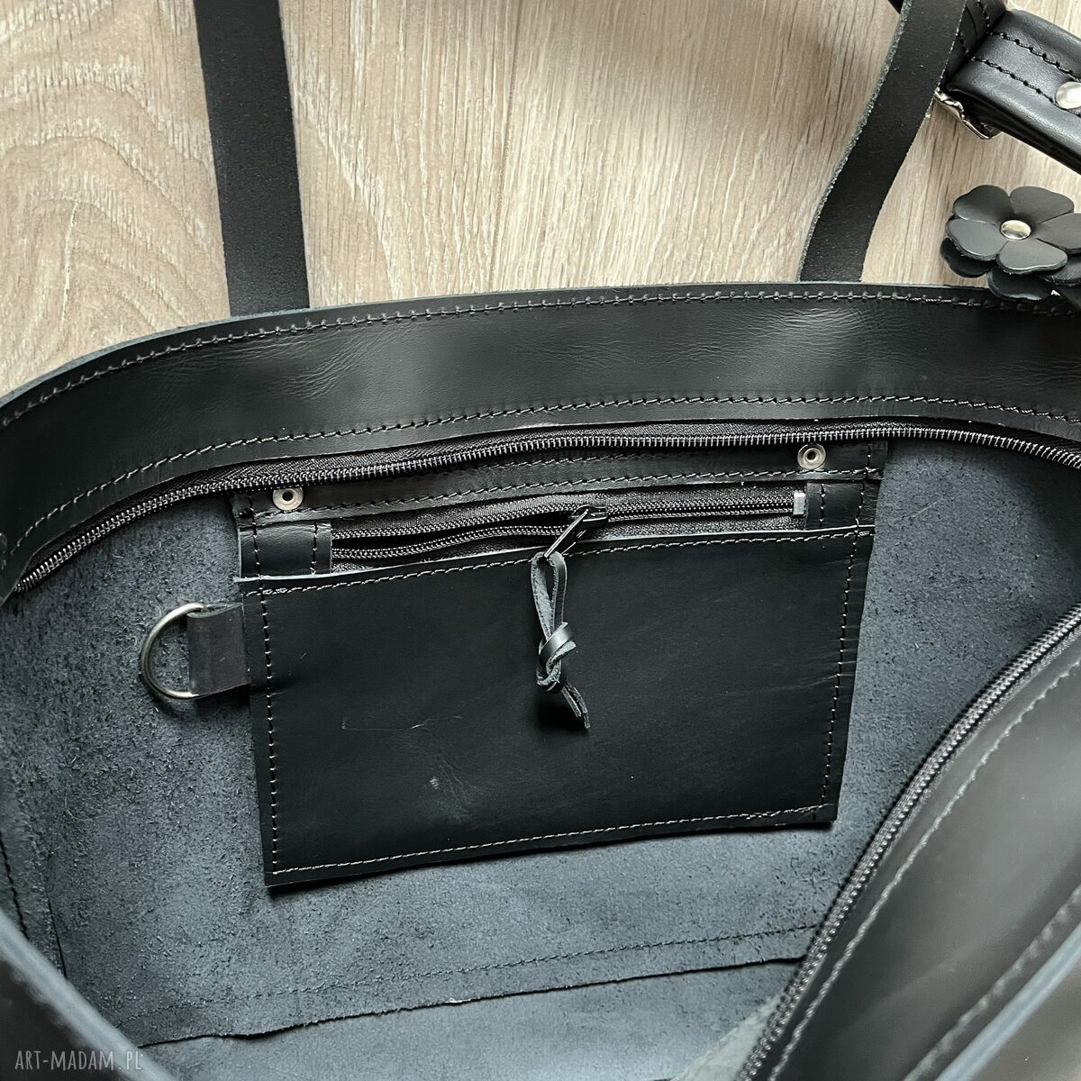 na ramię: Czarna torba ze skóry na ramie. Format A 4. ręczne wykonanie
