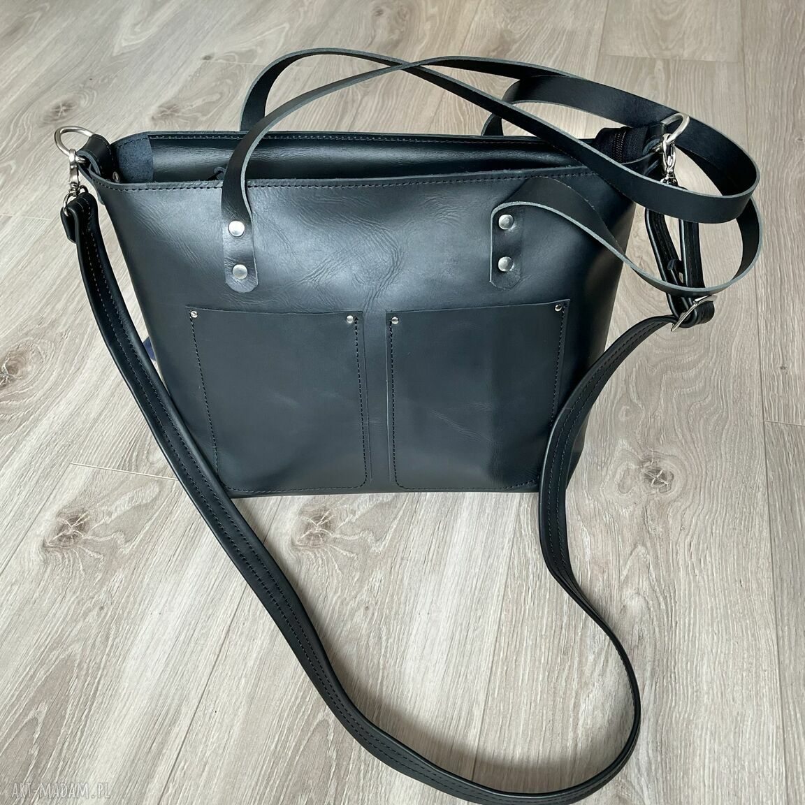 na ramię: Czarna torba ze skóry na ramie. Format A 4. ręczne wykonanie
