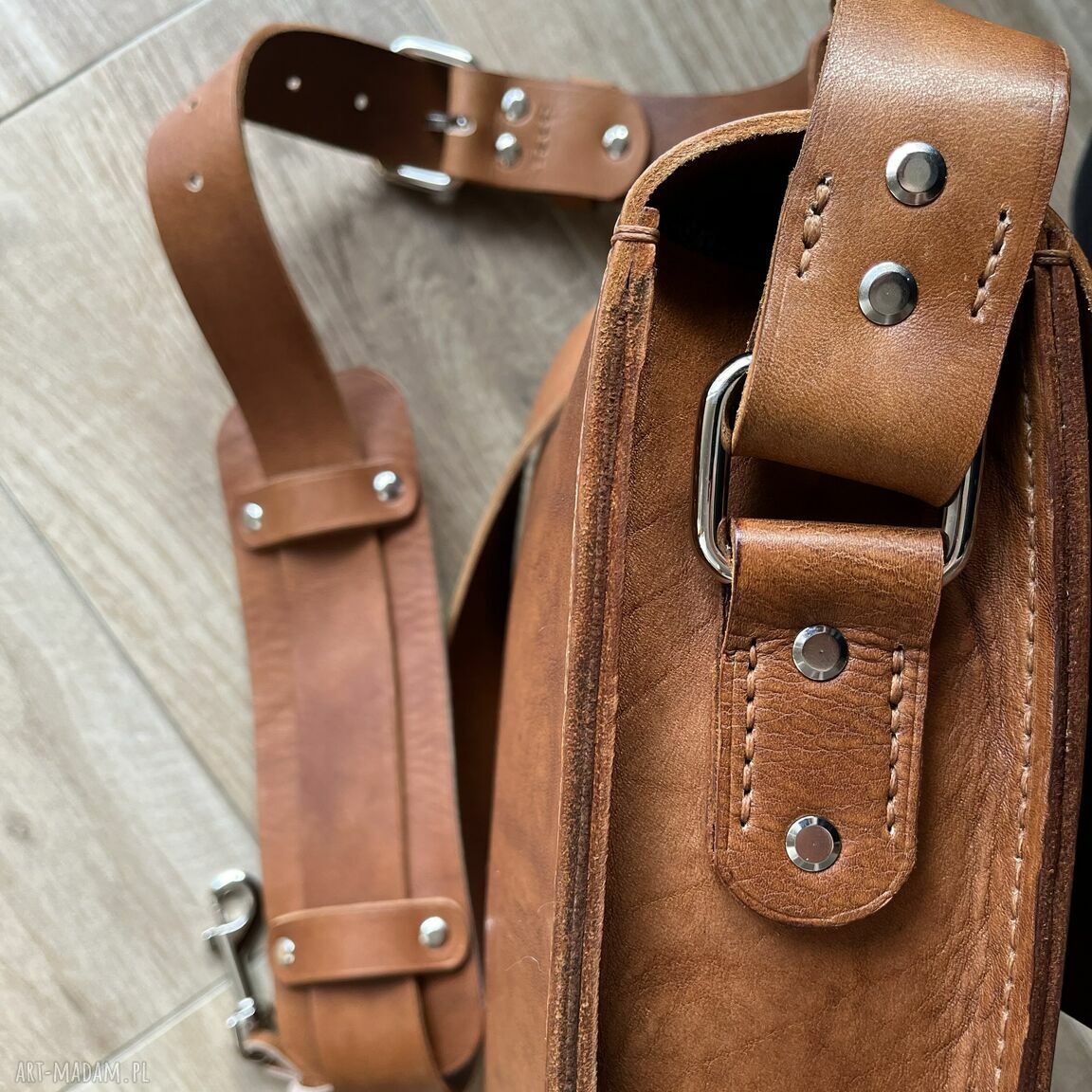 na ramię: Torba brązowa na ramie format A4 ze skóry uszyta. ręcznie robione