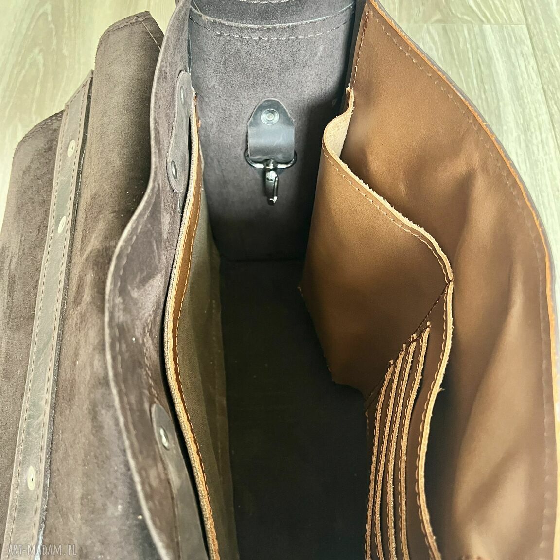 na ramię: Torba brązowa ze skóry na ramię. Autorskie