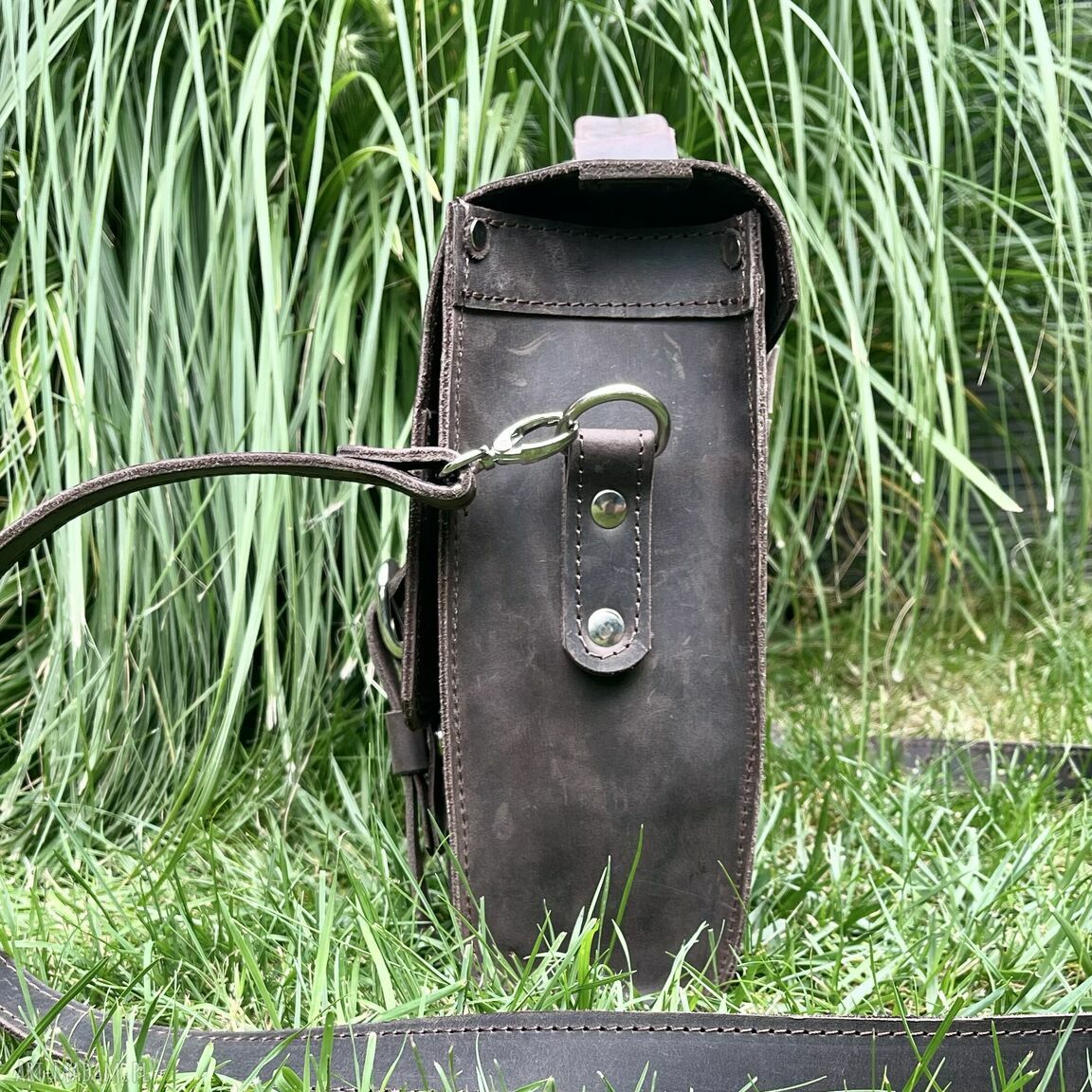 na ramię: Torba brązowa ze skóry na ramię. Autorskie