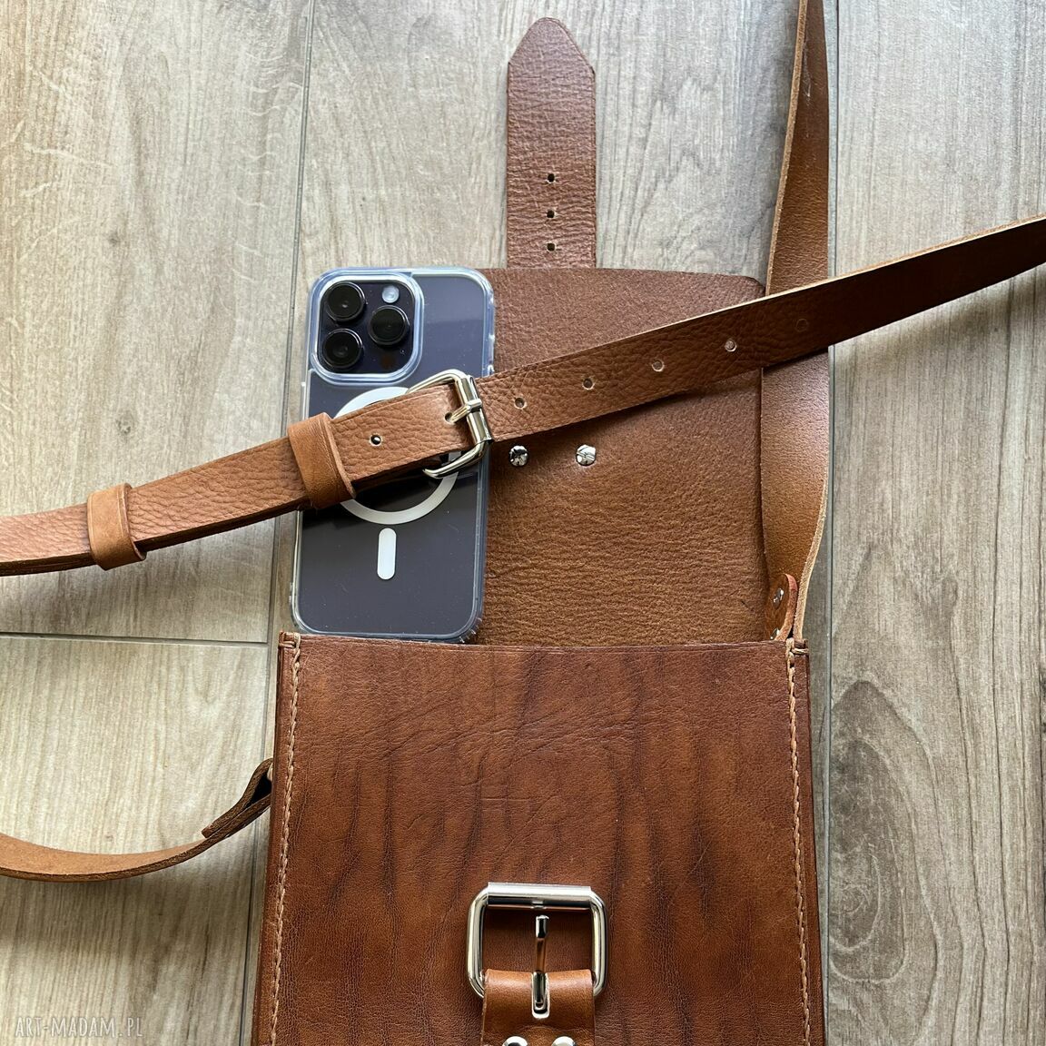 na ramię: Torba brązowa ze skóry na ramię ręcznie uszyta. robione