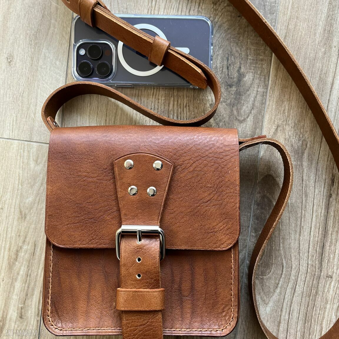 na ramię: Torba brązowa ze skóry na ramię ręcznie uszyta. robione