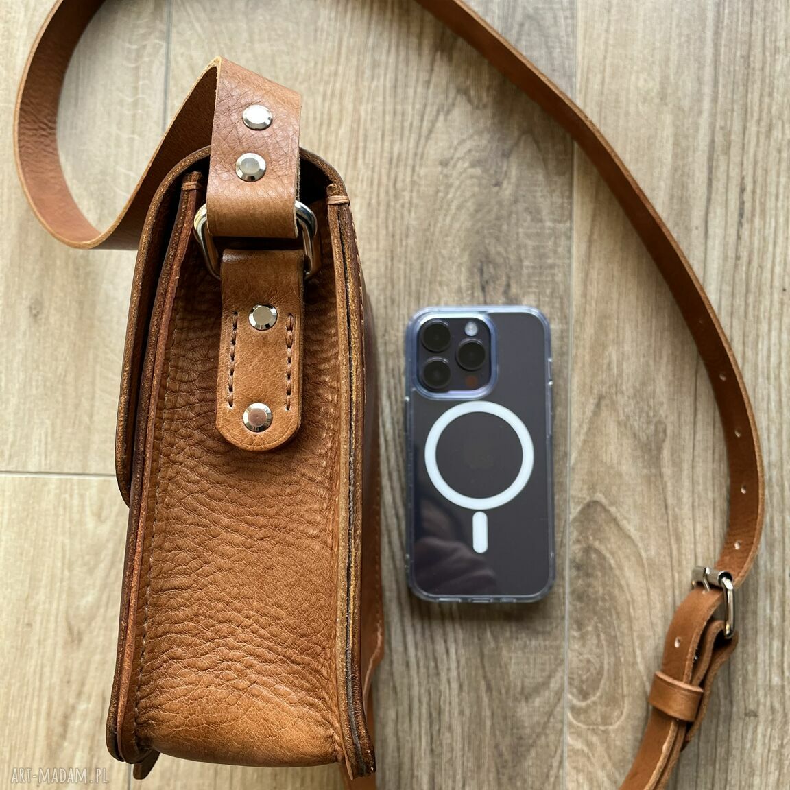 na ramię: Torba brązowa ze skóry na ramię ręcznie uszyta. robione