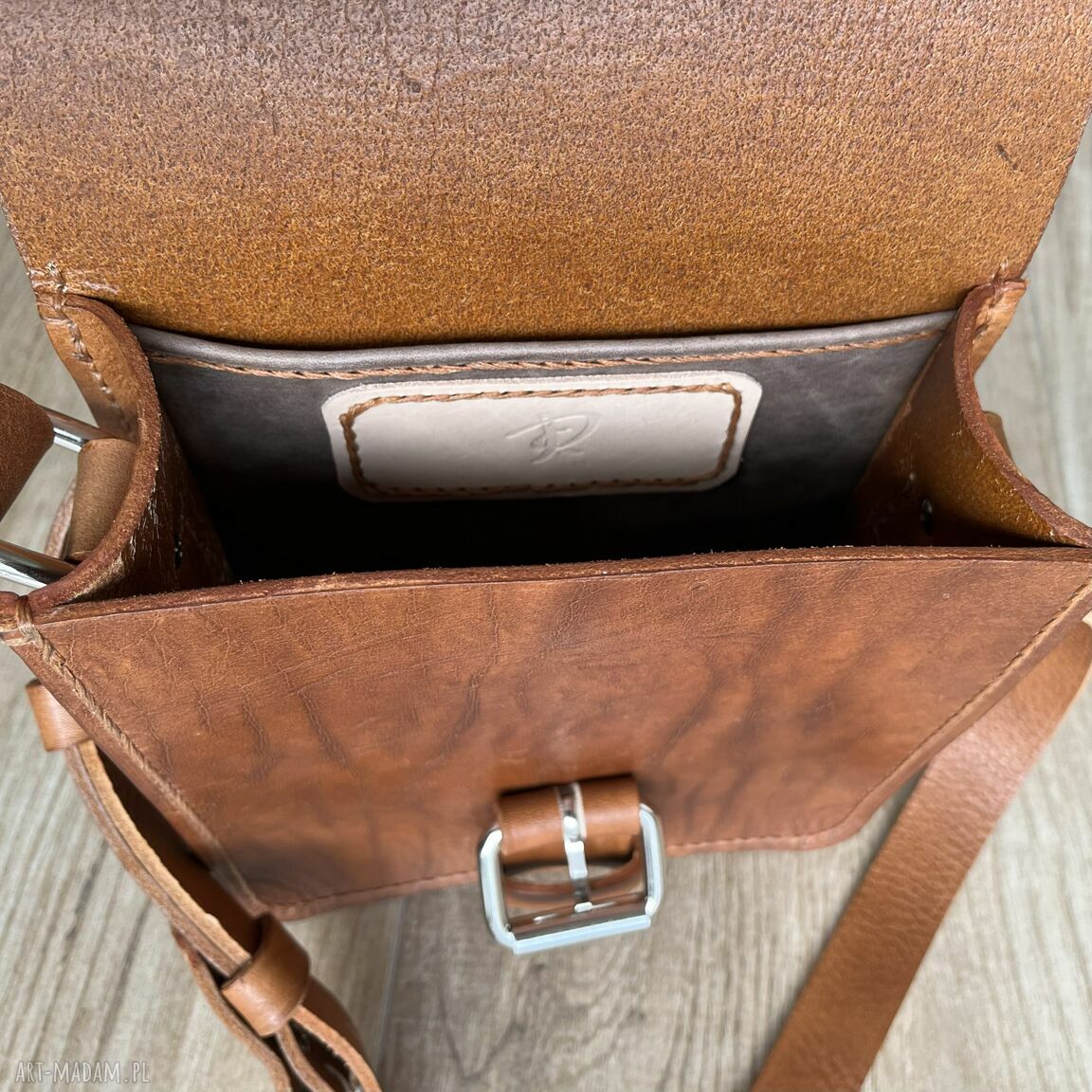 na ramię: Torba brązowa ze skóry na ramię ręcznie uszyta. robione