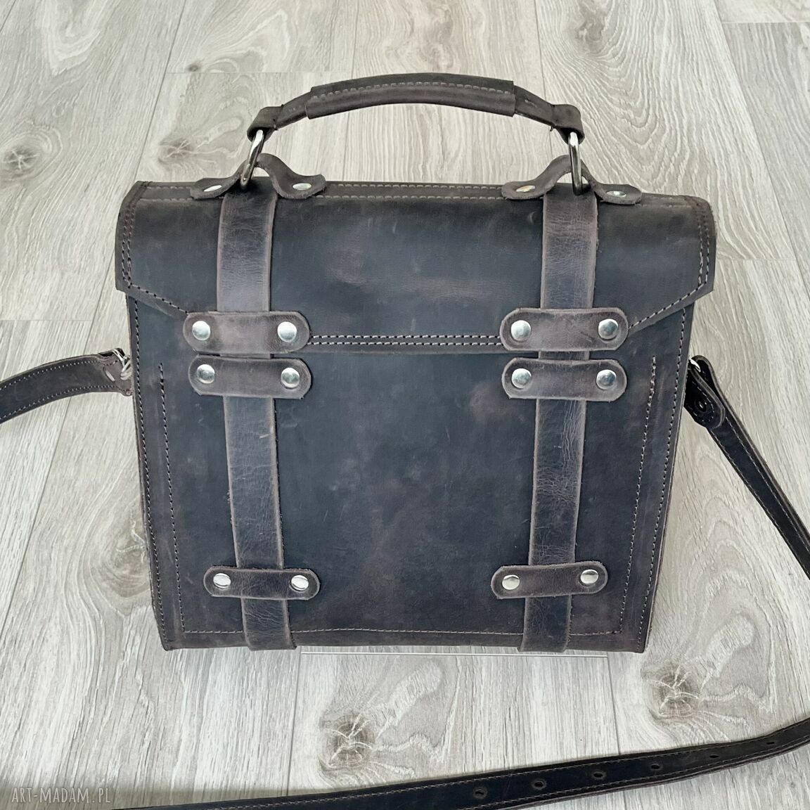 na ramię: Torba brązowa ze skóry na ramię. Autorskie