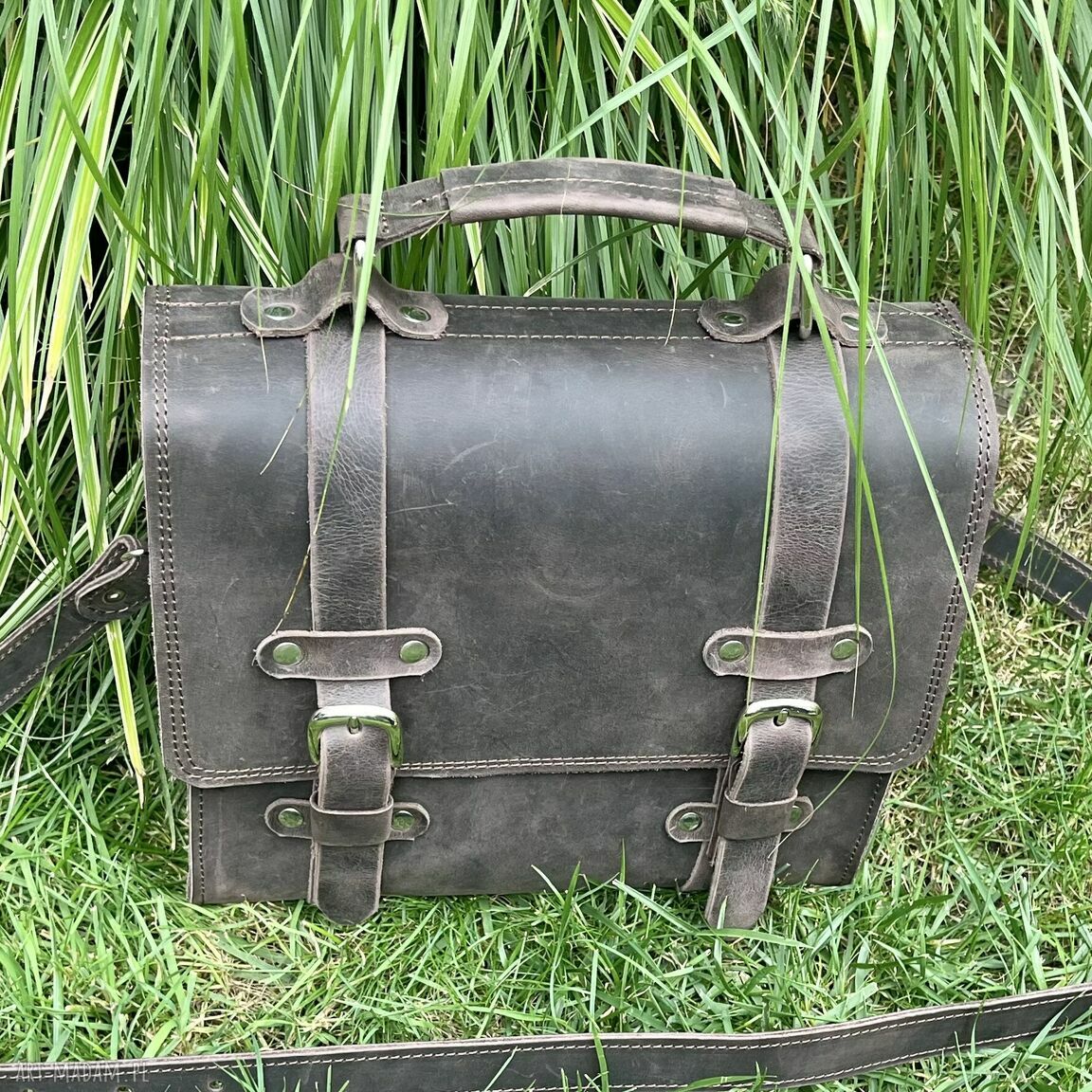 na ramię: Torba brązowa ze skóry na ramię. Autorskie