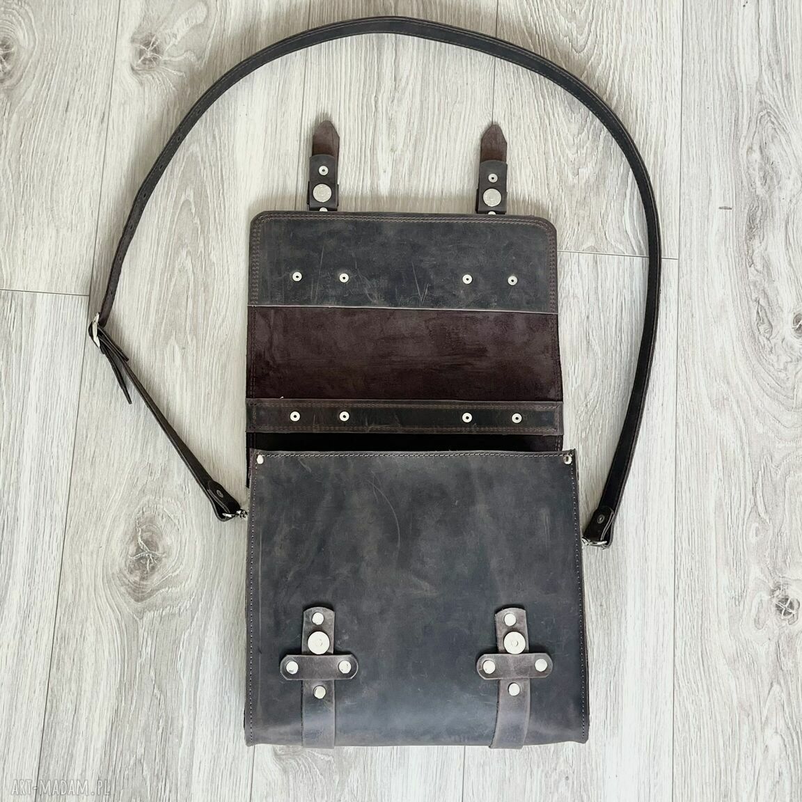 na ramię: Torba brązowa ze skóry na ramię. Autorskie