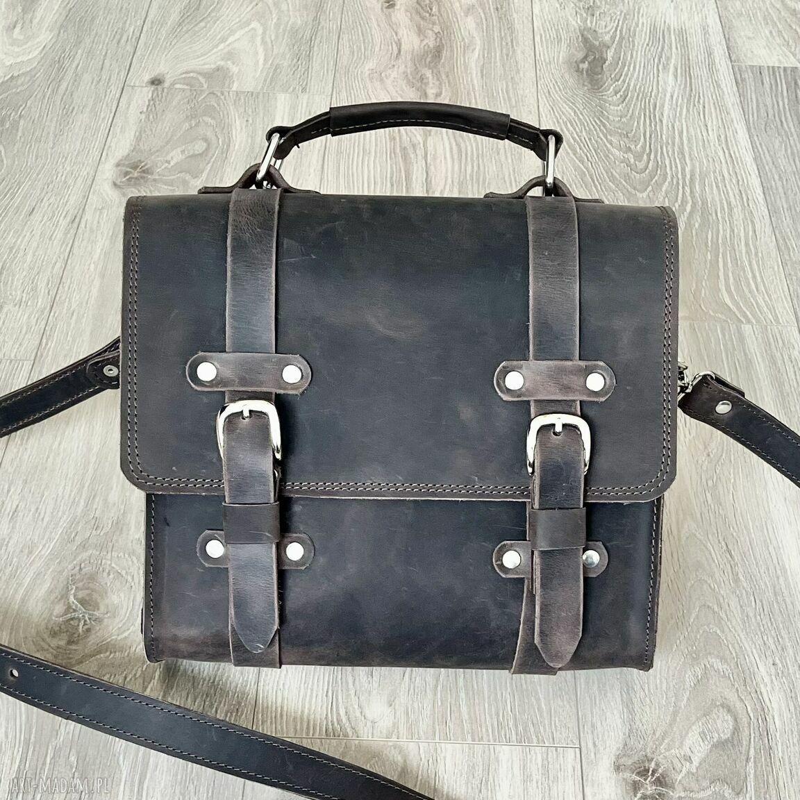 na ramię: Torba brązowa ze skóry na ramię. Autorskie