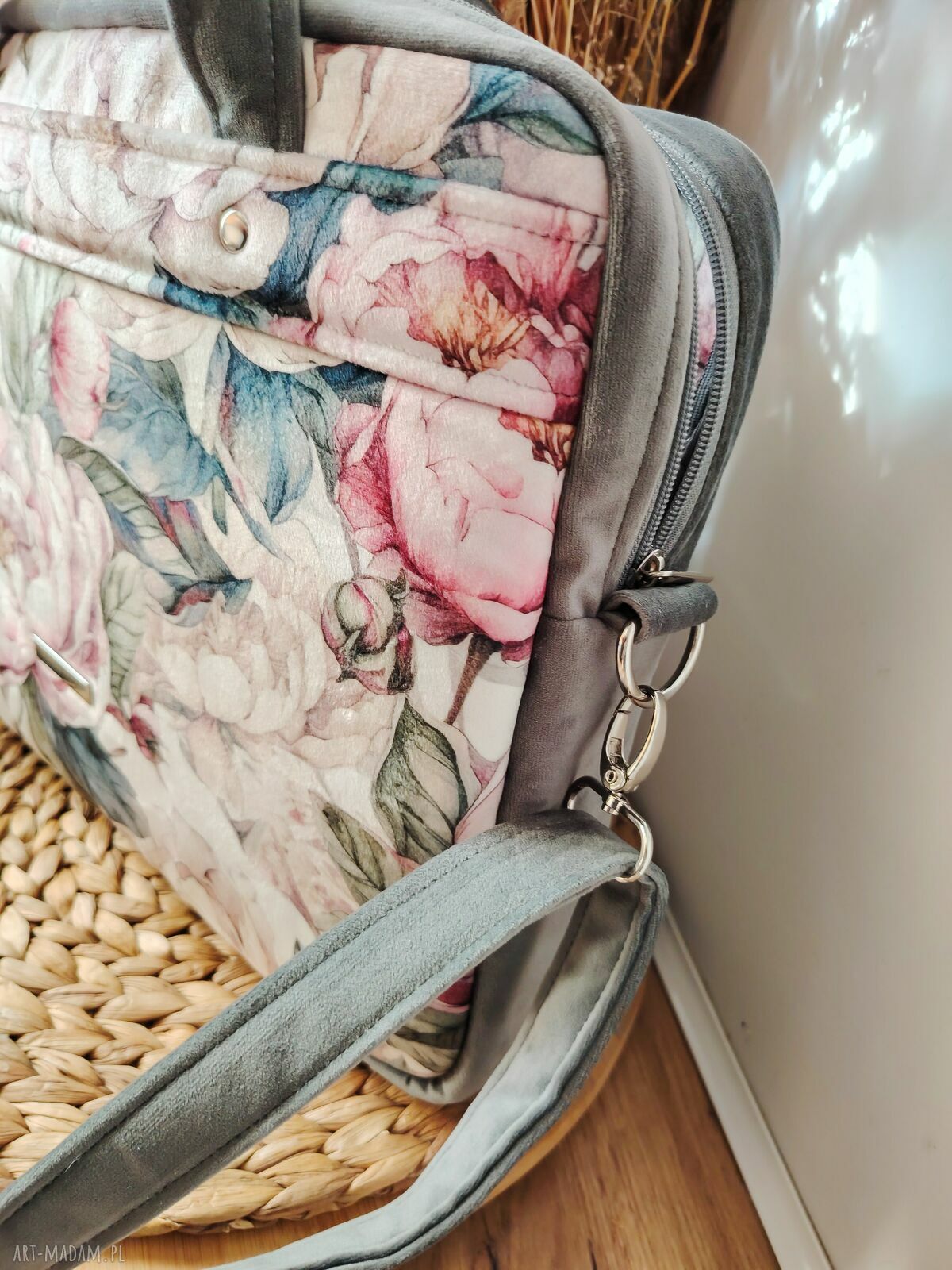 Torba na laptopa A4 - rączki, odpinany pasek i 3 praktyczne kieszenie