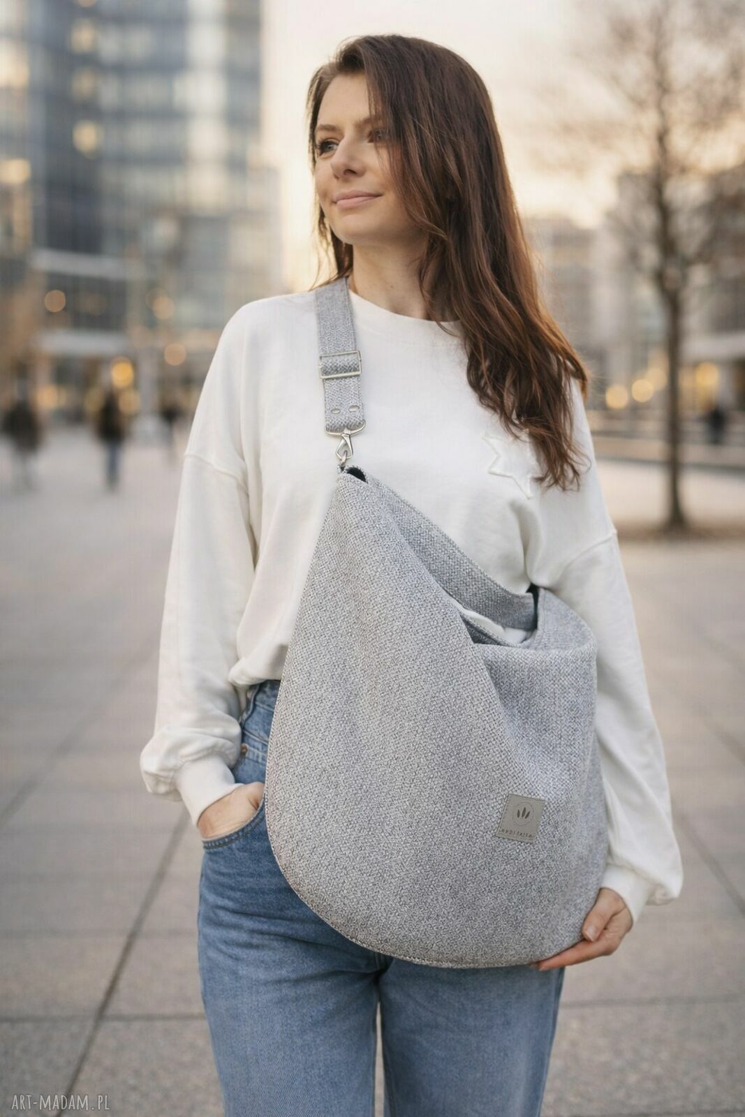 Torba hobo z plecionki tapicerskiej jasnoszara - pojemna na ramię
