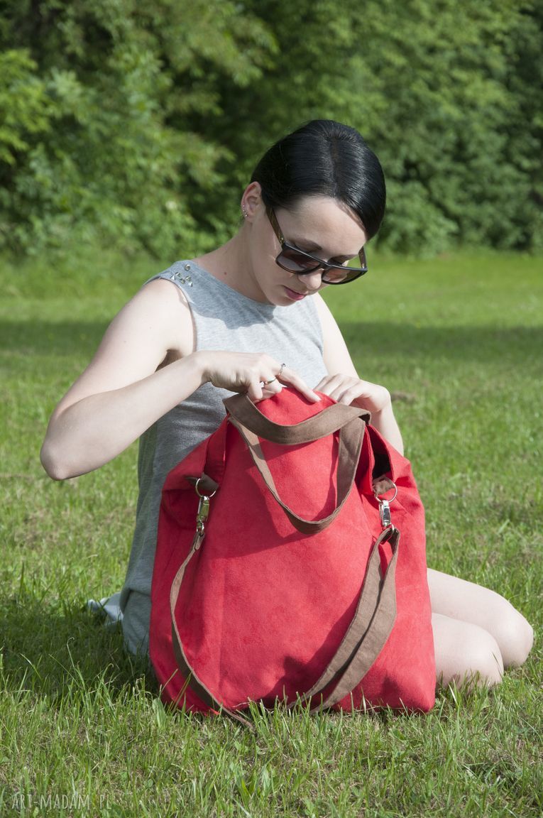 Torba hobo XXL z alcantry na ramię - czerwień i brąz (wegańska)