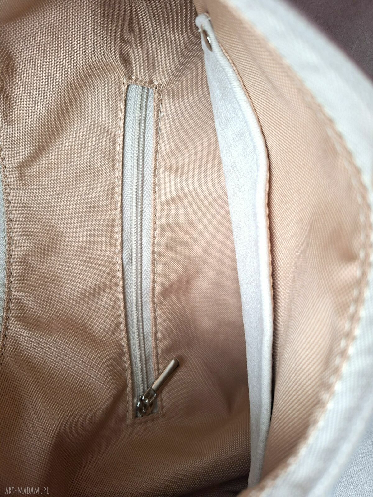 Kremowa torba hobo z zamszu tapicerskiego na ramię - Sabi tatka (zapięcie na zamek)