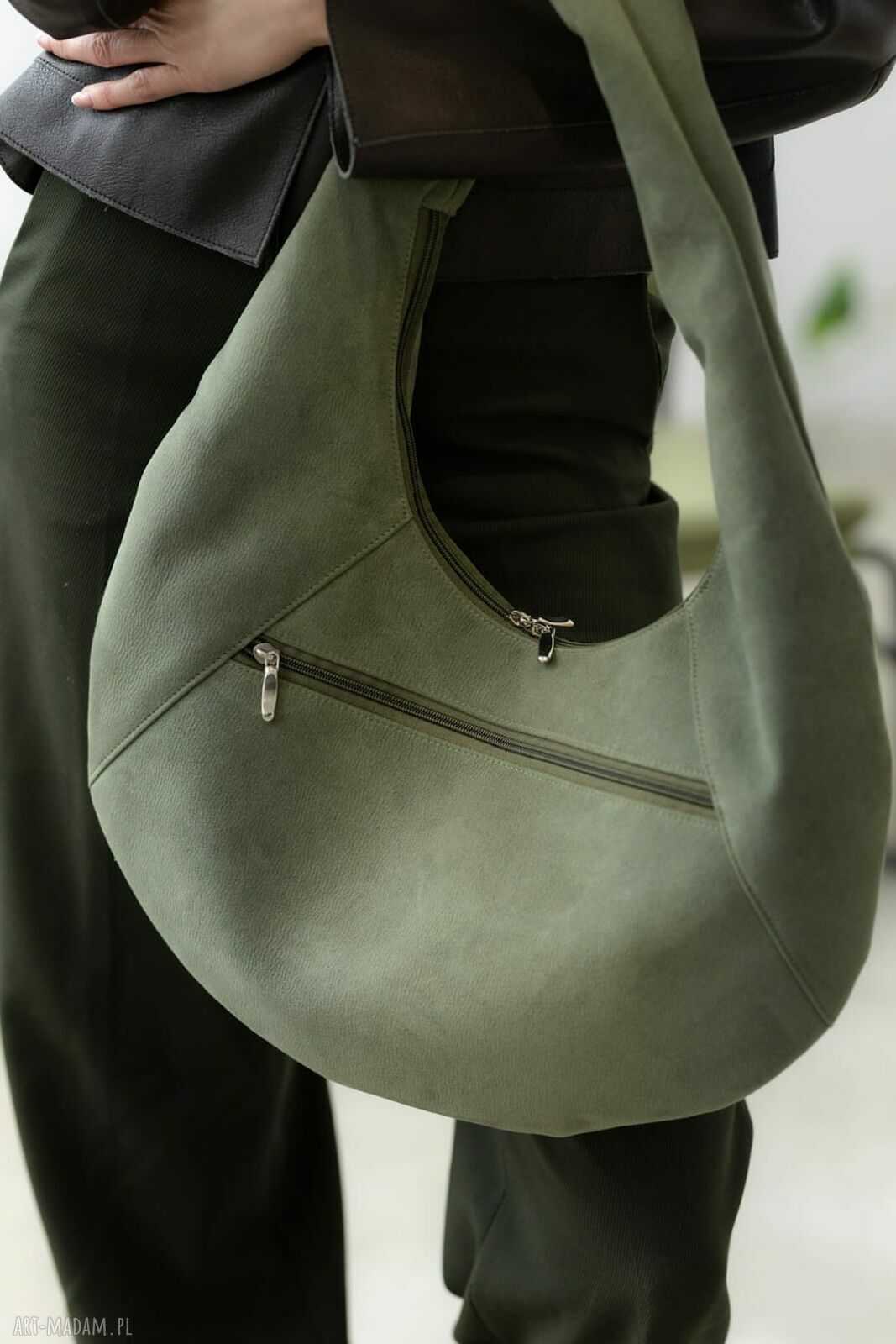 Torba Hobo Oval w kolorze oliwki - nubuk tapicerski (na ramię)