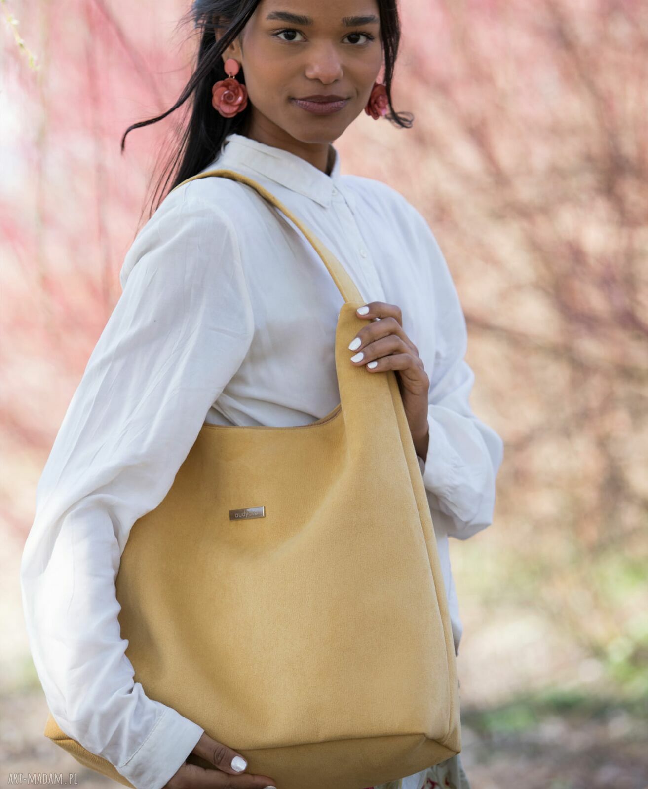 Torba HOBO z miodowego nubuku tapicerskiego