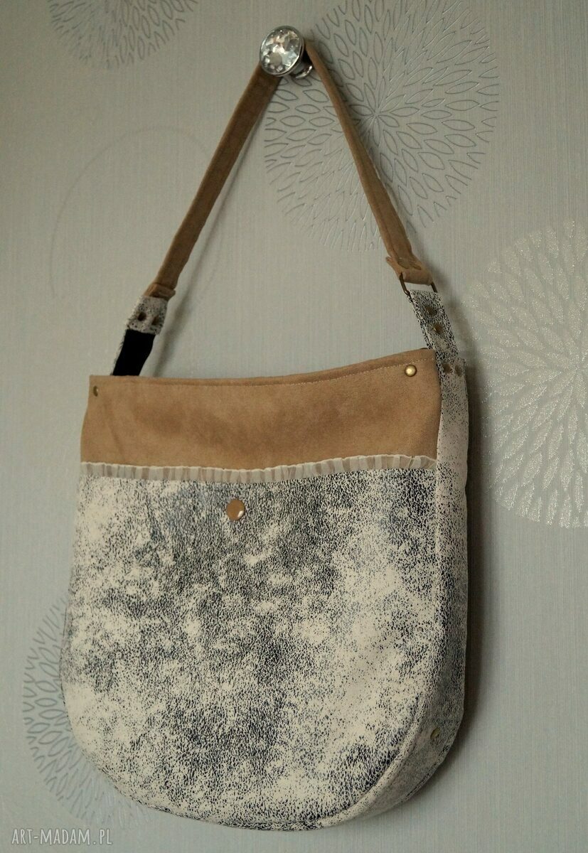 Torba hobo z kieszenią - czarno-beżowa alcantara na ramię