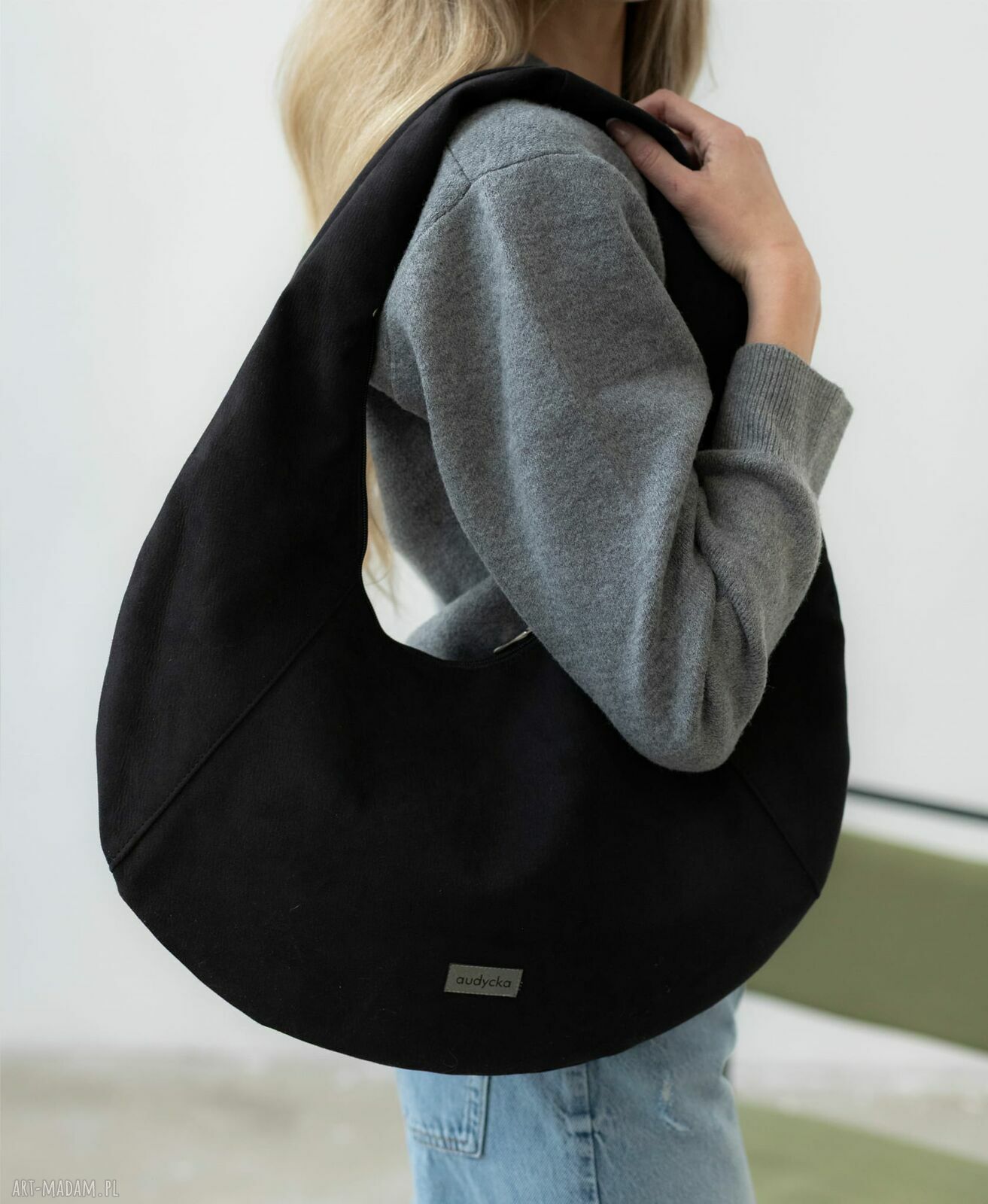 Czarna torba HOBO OVAL z nubuku tapicerskiego - mała na ramię