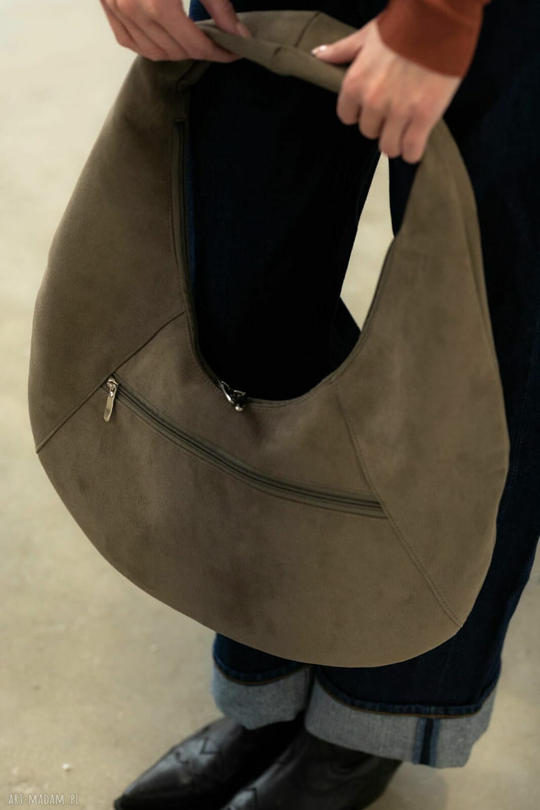 Torba HOBO OVAL w kolorze taupe z nubuku tapicerskiego - na ramię, ręcznie robiona i wegańska