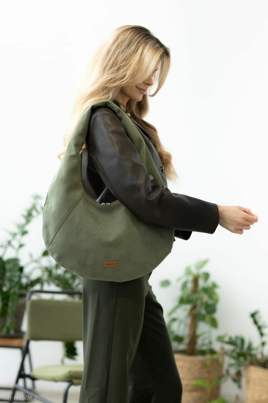 Torba Hobo Oval w kolorze oliwki - nubuk tapicerski (na ramię)
