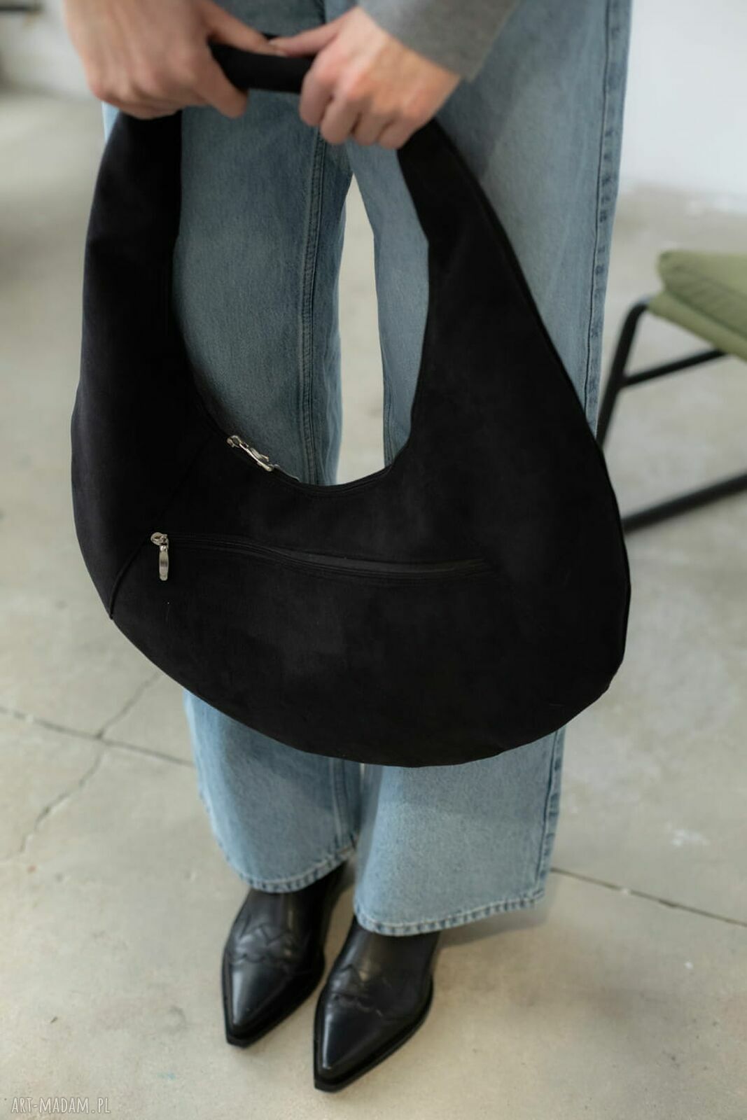 Czarna torba HOBO OVAL z nubuku tapicerskiego - mała na ramię