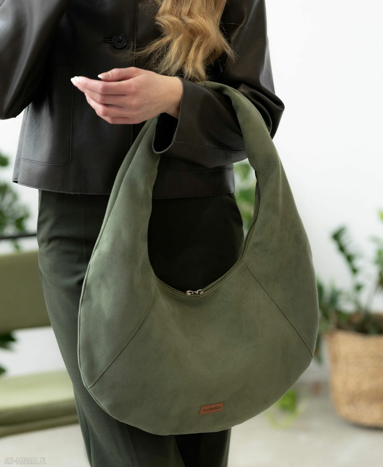 Torba Hobo Oval w kolorze oliwki - nubuk tapicerski (na ramię)