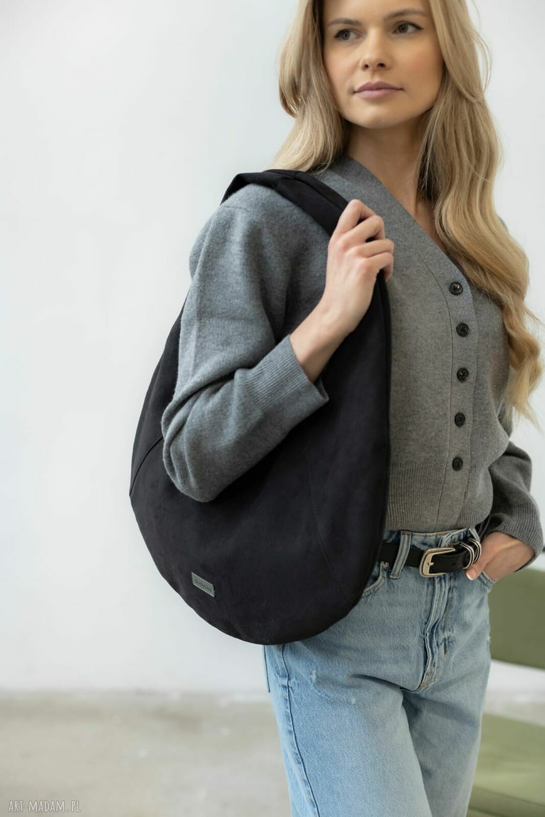 Czarna torba HOBO OVAL z nubuku tapicerskiego - mała na ramię