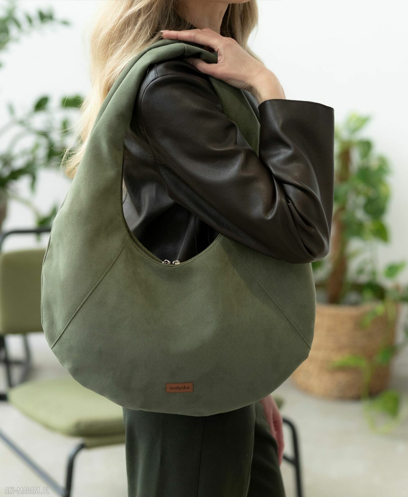 Torba Hobo Oval w kolorze oliwki - nubuk tapicerski na ramię