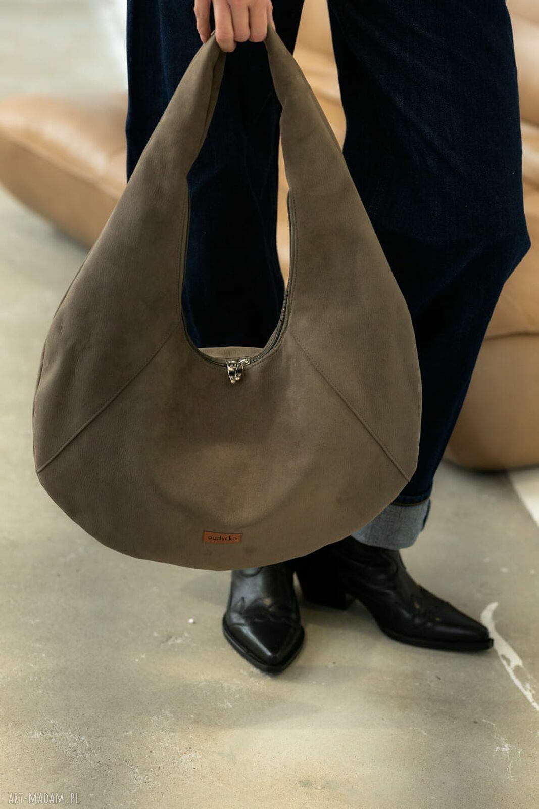 Torba HOBO OVAL w kolorze taupe z nubuku tapicerskiego - na ramię, ręcznie robiona i wegańska
