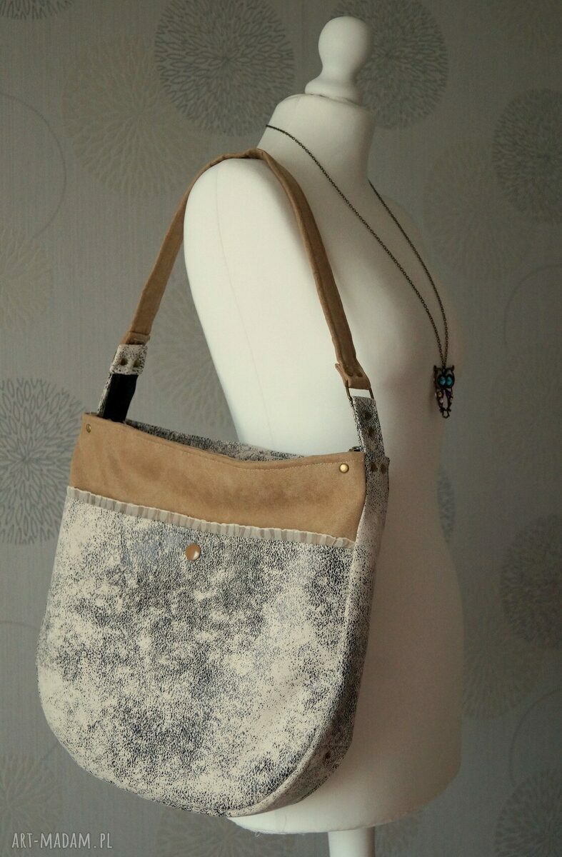 Torba hobo z kieszenią - czarno-beżowa alcantara na ramię