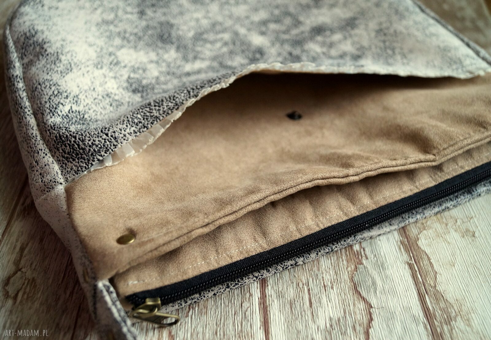 Torba hobo z kieszenią - czarno-beżowa alcantara na ramię
