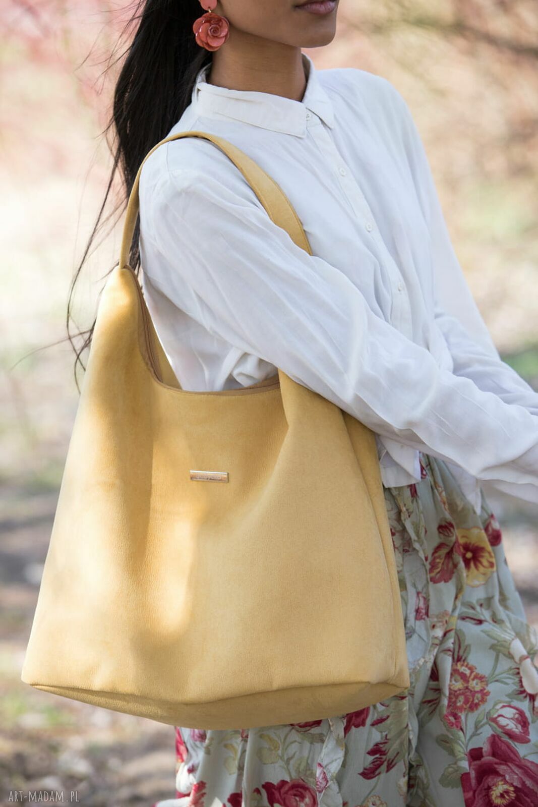 Torba HOBO z miodowego nubuku tapicerskiego