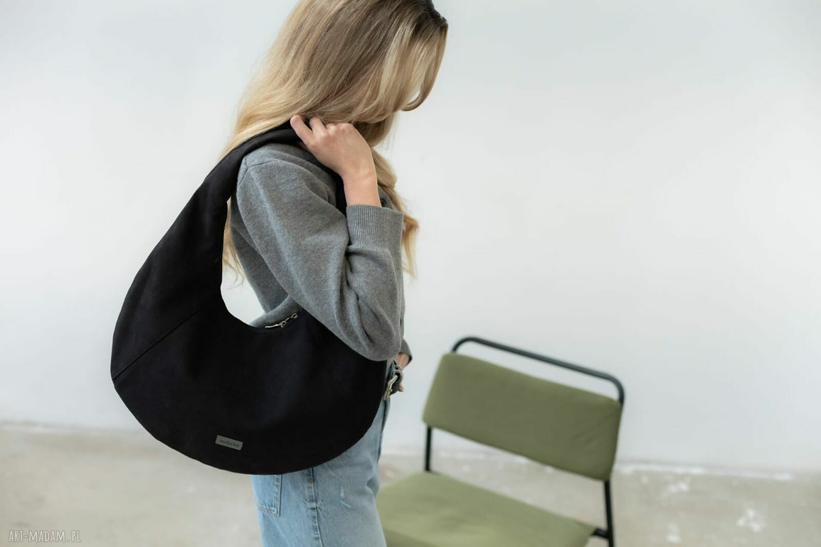 Czarna torba HOBO OVAL z nubuku tapicerskiego - mała na ramię