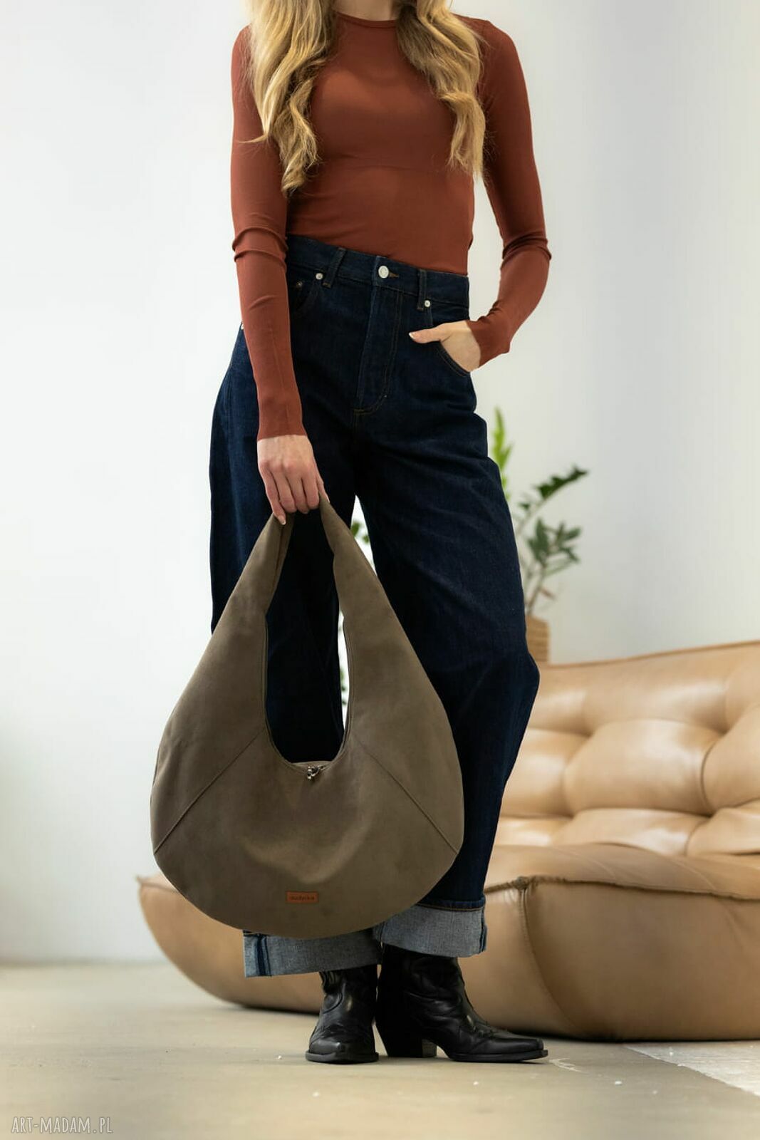 Torba HOBO OVAL w kolorze taupe z nubuku tapicerskiego - na ramię, ręcznie robiona i wegańska