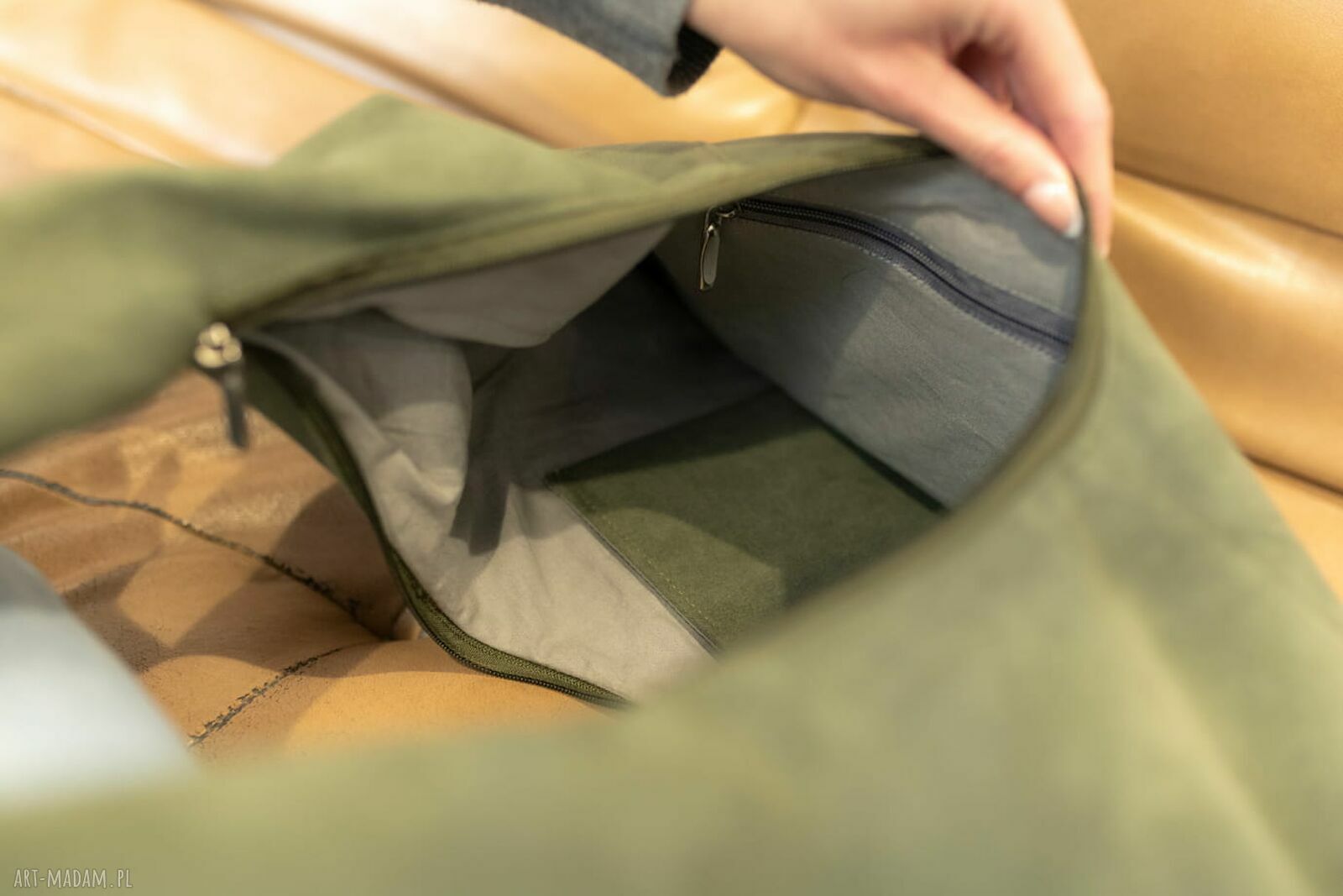 Torba Hobo Oval w kolorze oliwki - nubuk tapicerski (na ramię)