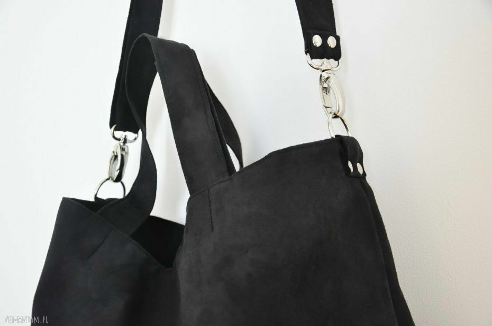 Torba hobo XXL - czarna z wegańskiej Alkanty na ramię