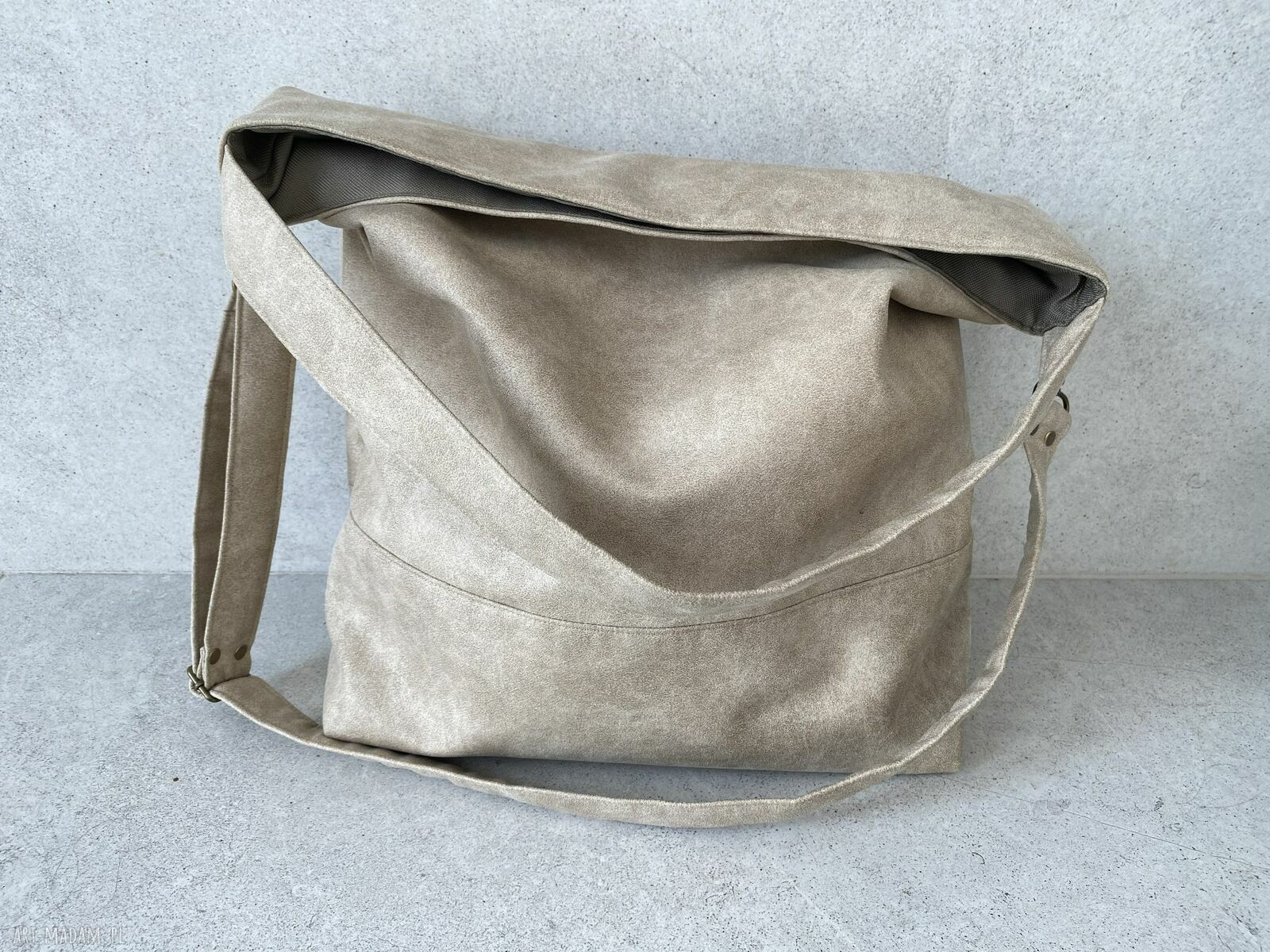 Wegańska torba hobo XXL na ramię w kolorze beżowym (A4+)