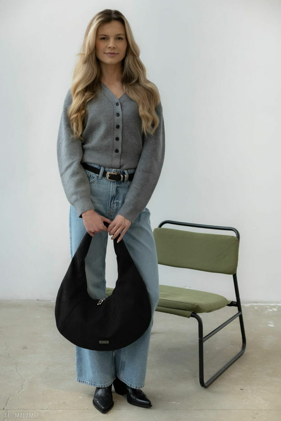 Czarna torba HOBO OVAL z nubuku tapicerskiego - mała na ramię