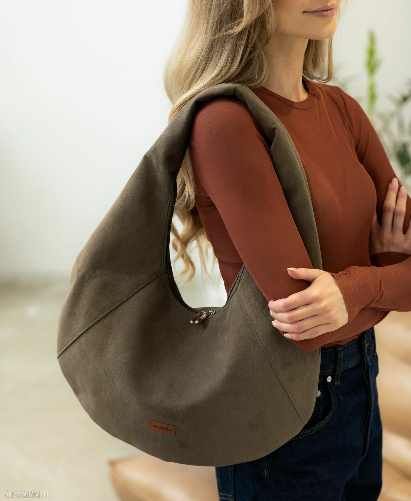 Torba HOBO OVAL w kolorze taupe z nubuku tapicerskiego - na ramię, ręcznie robiona i wegańska