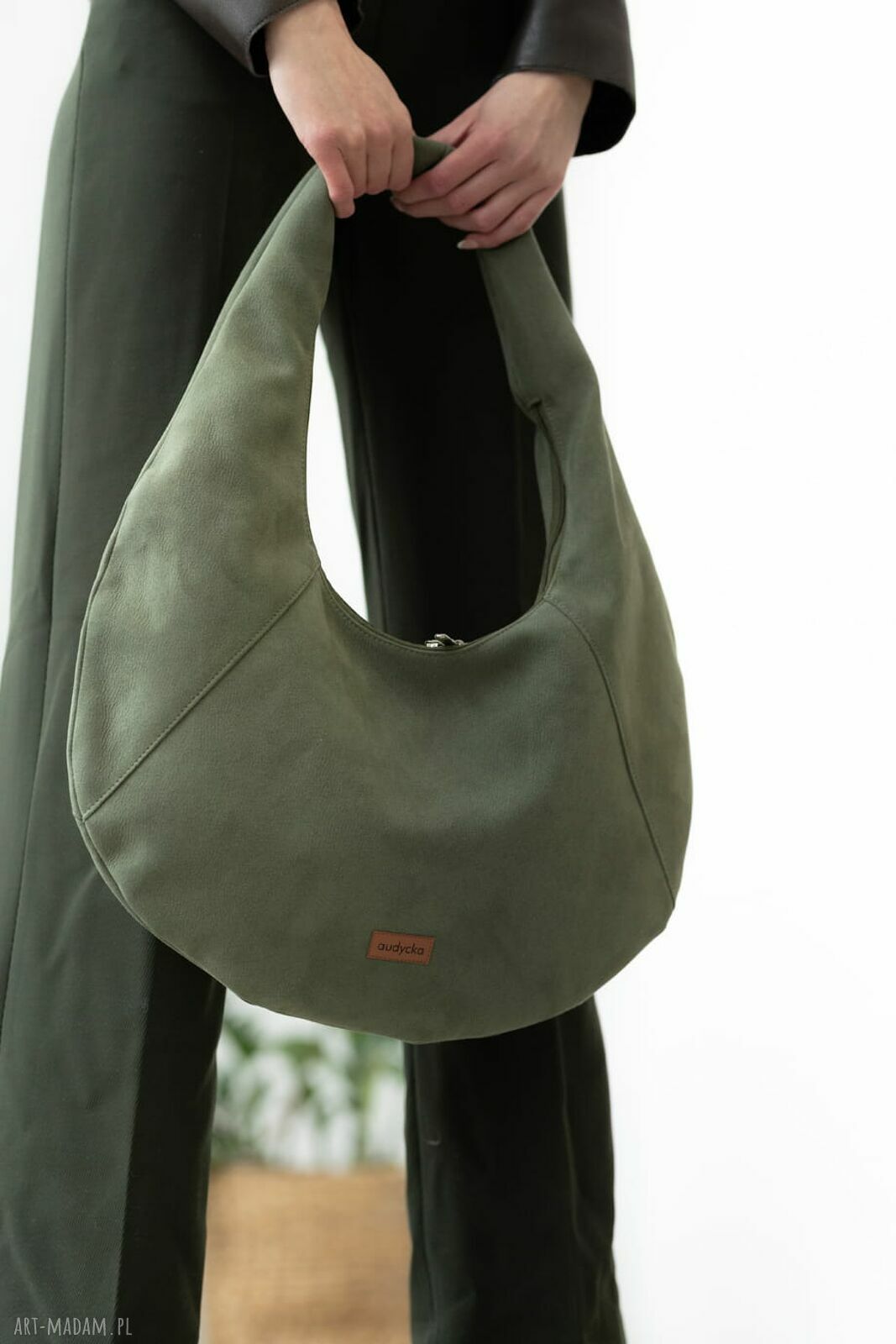 Torba Hobo Oval w kolorze oliwki - nubuk tapicerski (na ramię)