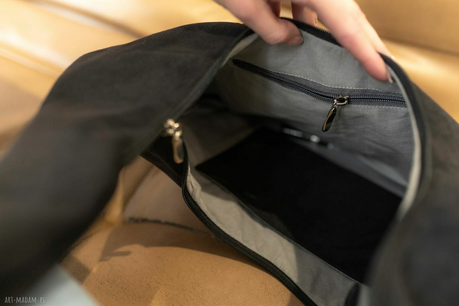 Czarna torba HOBO OVAL z nubuku tapicerskiego - mała na ramię