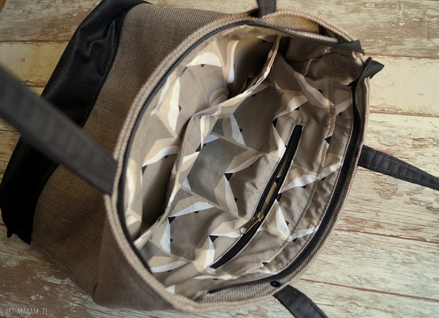Torba na ramię z łączonych materiałów - beżowo-grafitowa z lisimi detalami