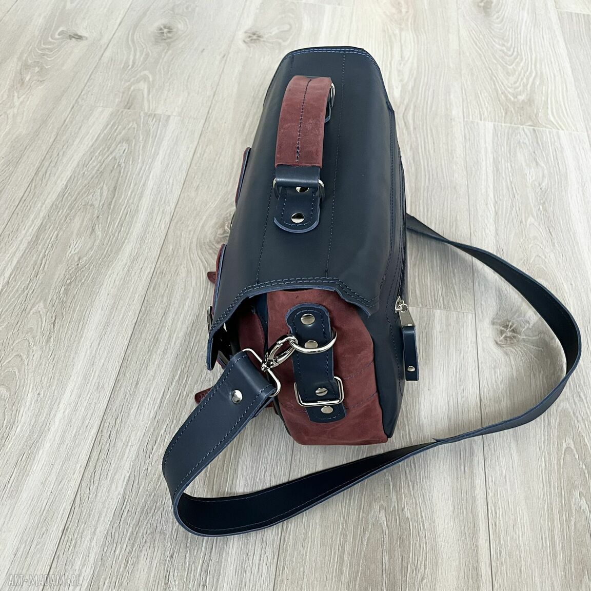 na ramię: Granatowa torba skórzana z dodatkiem czerwieni. HandMade