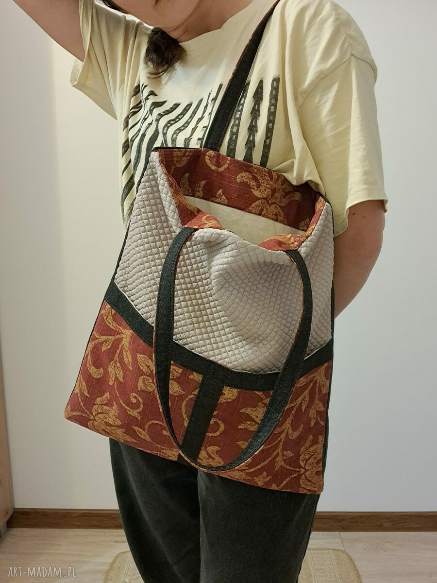 Bordowa torba na ramię vintage w kwiaty - shoperka z ozdobnymi kieszeniami