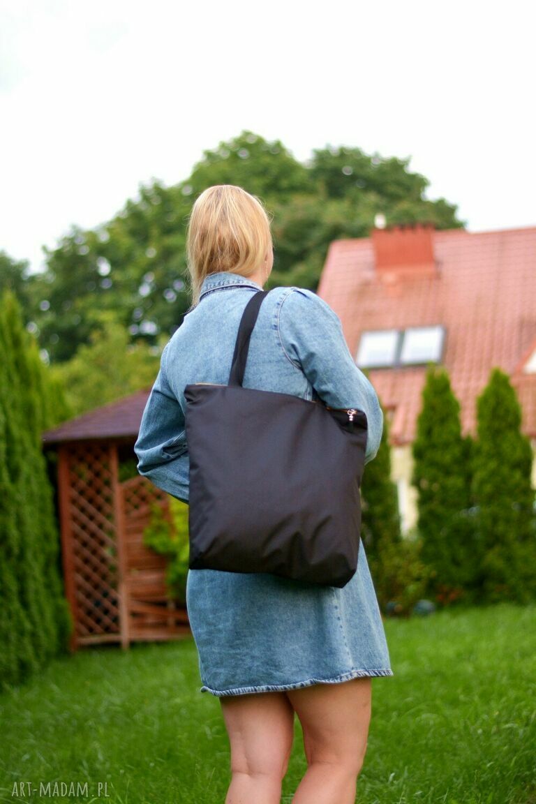 Wodoodporna czarna torba shopper na ramię - duża (44x40x9 cm)